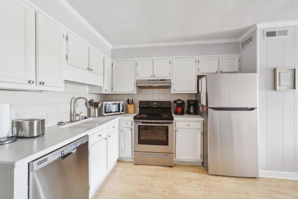 Right Across Beach Pool View Private Balcony By Zen Living Short Term Rental Myrtle Beach Exteriör bild